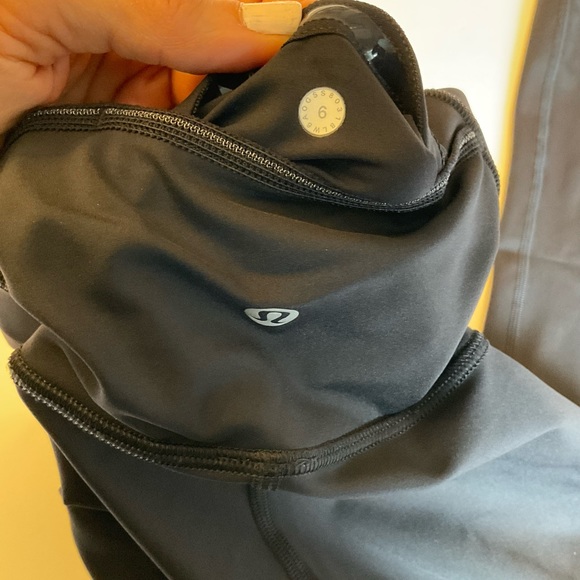 Lululemon women’s size 6 black running tight with reflective markings - Picture 3 of 6